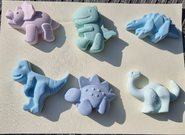 Dino traktatie met rozijnendoosje